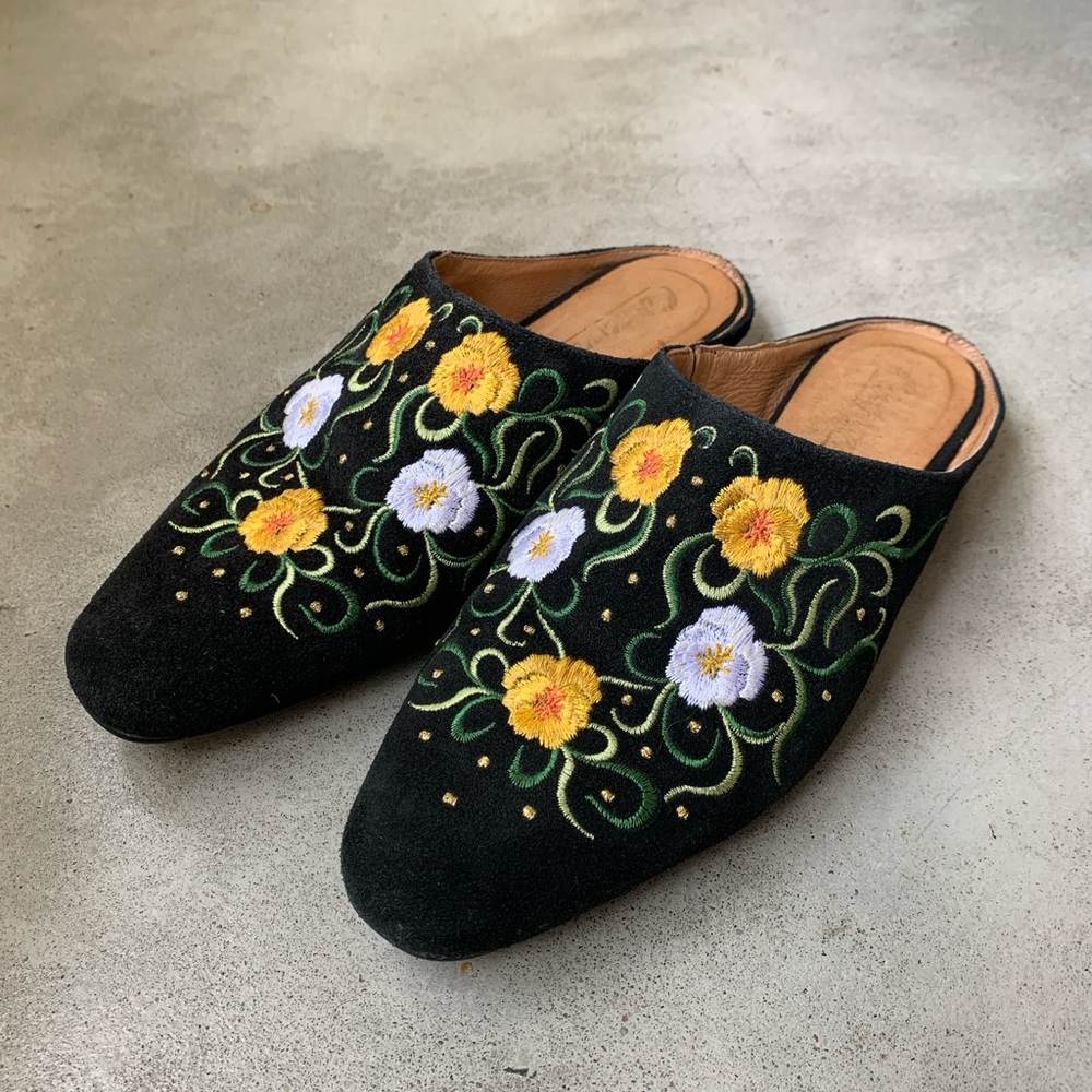 L'INTERVALLE Black Mules with Floral Embroidery